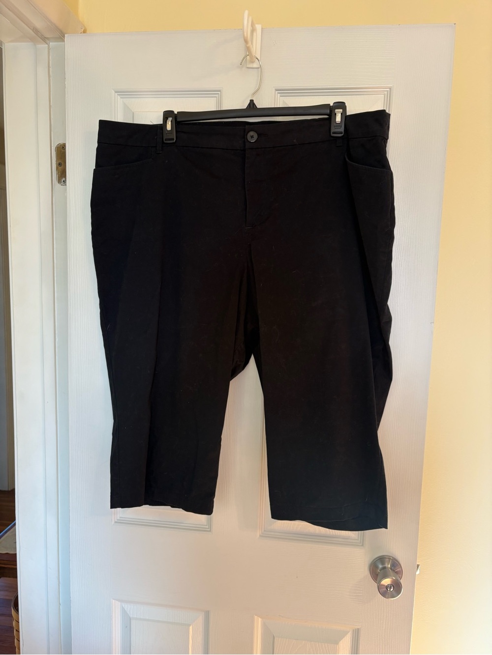 Black Knee-Length Capris